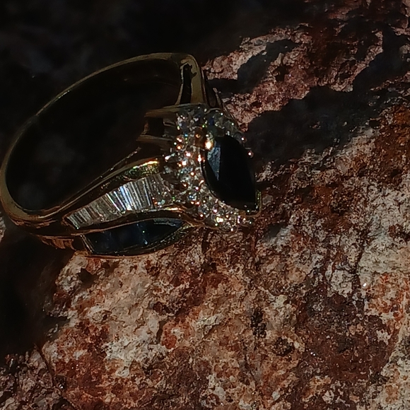 Exquisite Sapphire Ring with Diamonds set in 14ct Gold - Picture 7 of 7